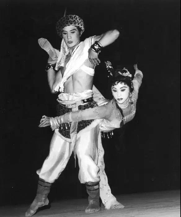 再到世界最年长的舞剧女神:命运赐我苦难,我偏要逆转人生_陈爱莲