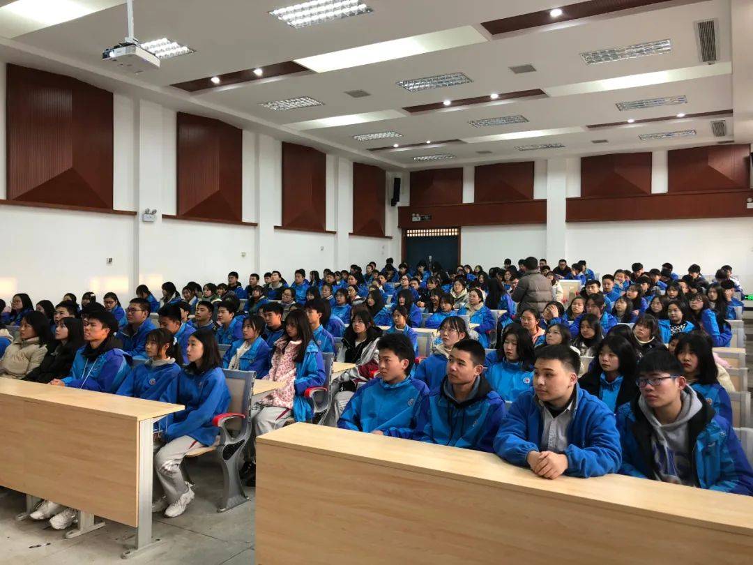 【团情要讯】潼南区青年讲师团走进区实验中学宣讲党的十九届五中全会