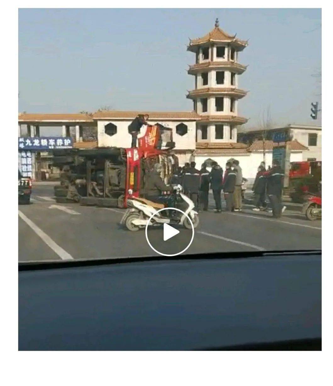 沙河:白塔一洒水车刚洒完水,一大货车侧翻?