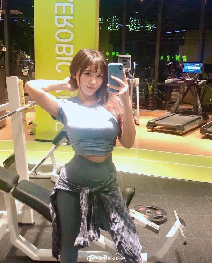 又一位95后老板娘火了爱健身的性感女画家你爱了吗