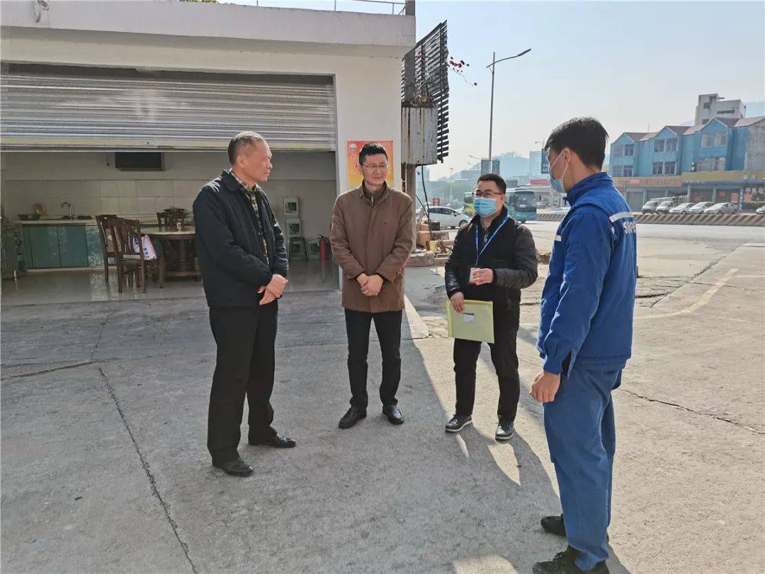 12月21日上午,高要区副区长陈志刚率区气象局局长周庆生等一行开展
