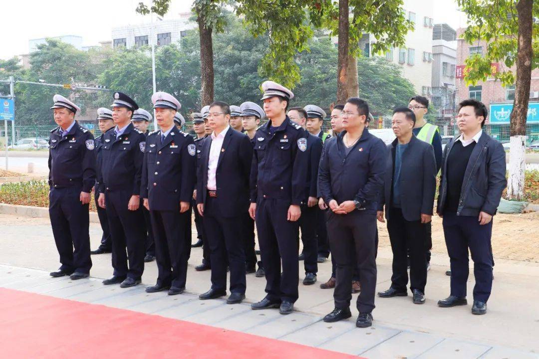 谢岗镇首个警保合作交通安全劝导站正式揭牌