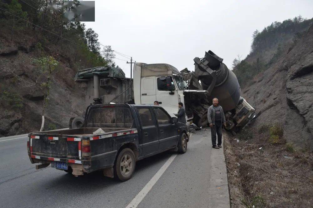 连环相撞侧翻兴国大货车事故现场触目惊心