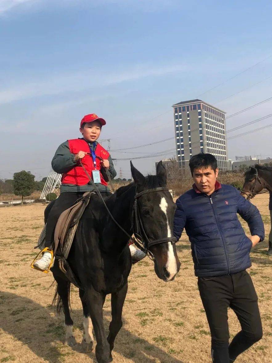 最后,在专业教练的指导下,小记者开始体验骑马.