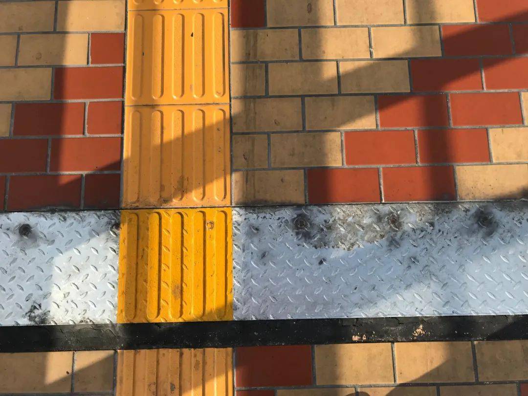 符合精细化的市政设施建设要求使桥面盲道连续通畅伸缩缝钢板上安装盲