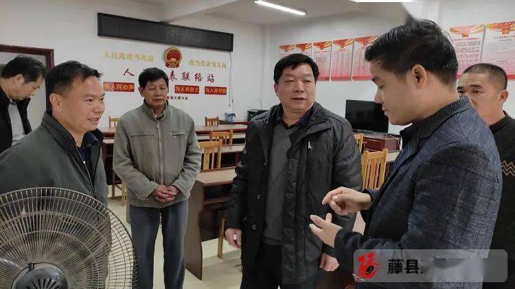 蒙土金(右二)到大黎镇调研村级人大代表联络站建