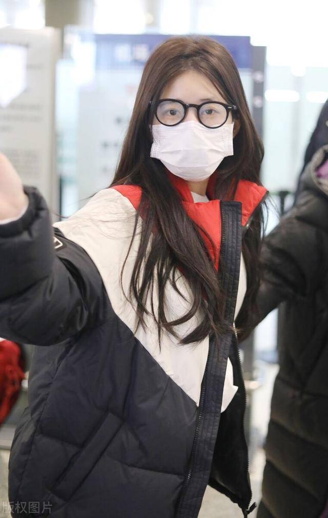 赵露思戴黑框眼镜现身机场穿拼接棉服很青春