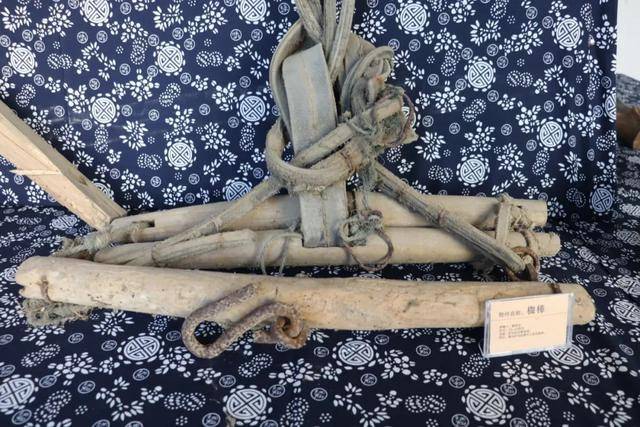 ▼枷棒:用竹篾或芦苇编织,用以收纳粮食的长席,防粮食被风吹雨淋.