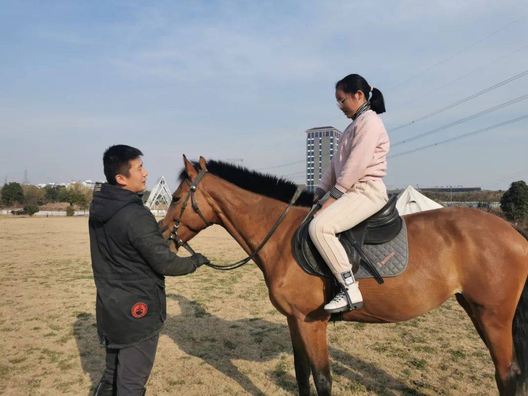 记者体验骑马图片