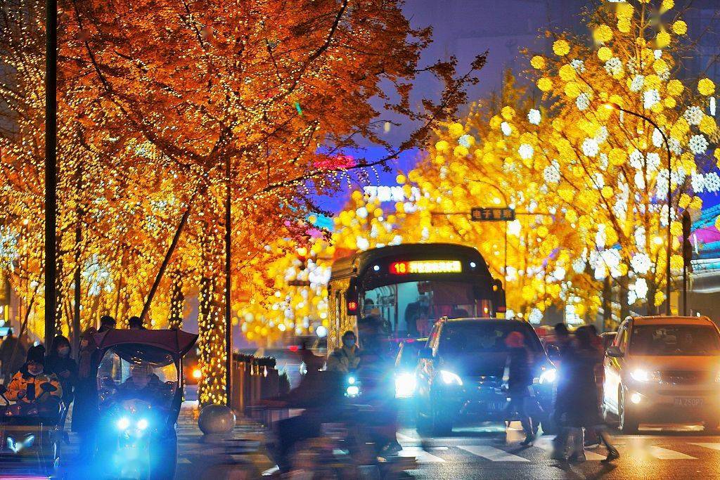 成都:火树银花不夜天 灯火璀璨的纱帽街宛若童话梦境