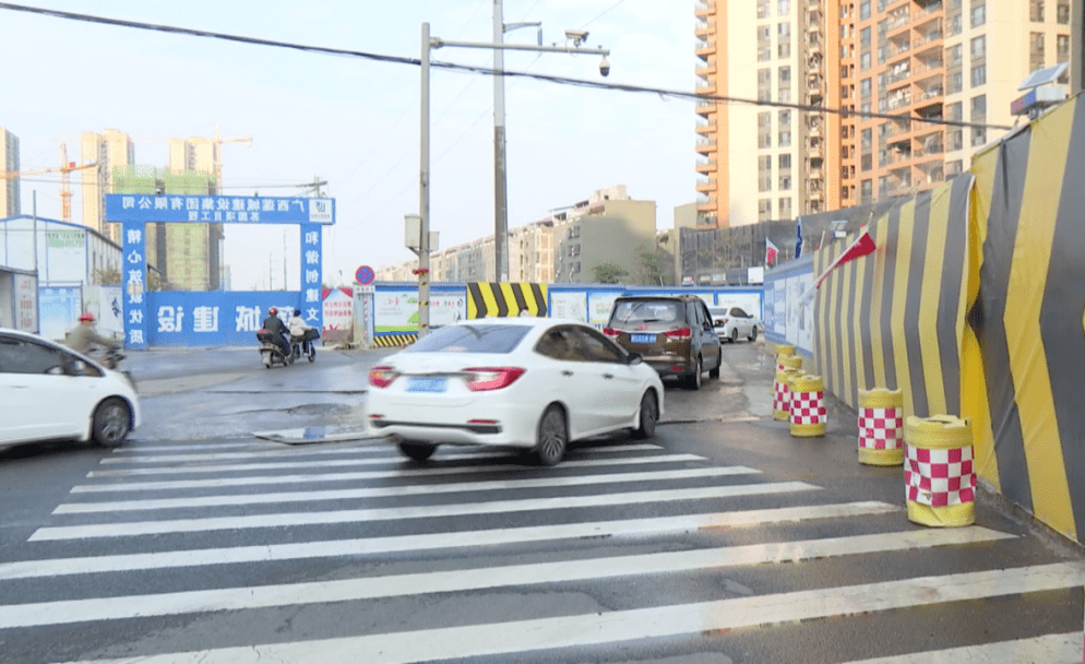 贵港中山路这个路口封闭施工中,记得小心绕行!