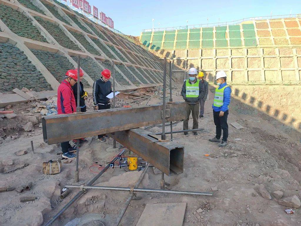 12月24日,永大高速第五分部项目部永仁岸锚碇原位试验.