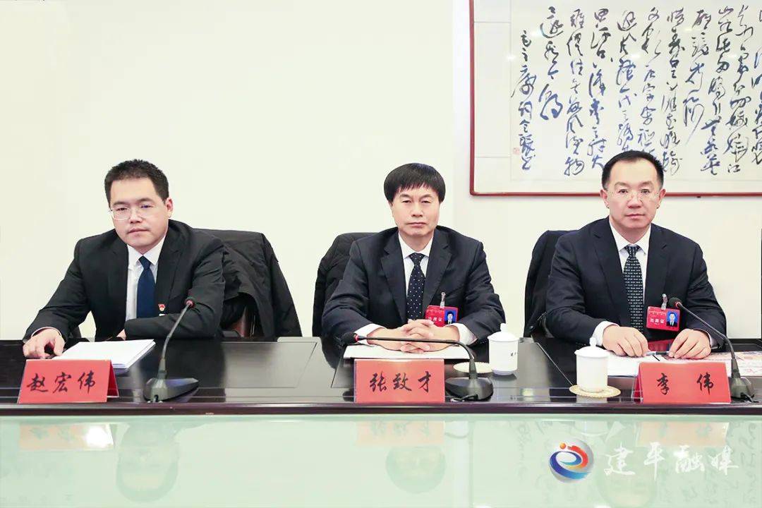 出席建平县第十八届人民代表大会第四次会议代表进行分组审议