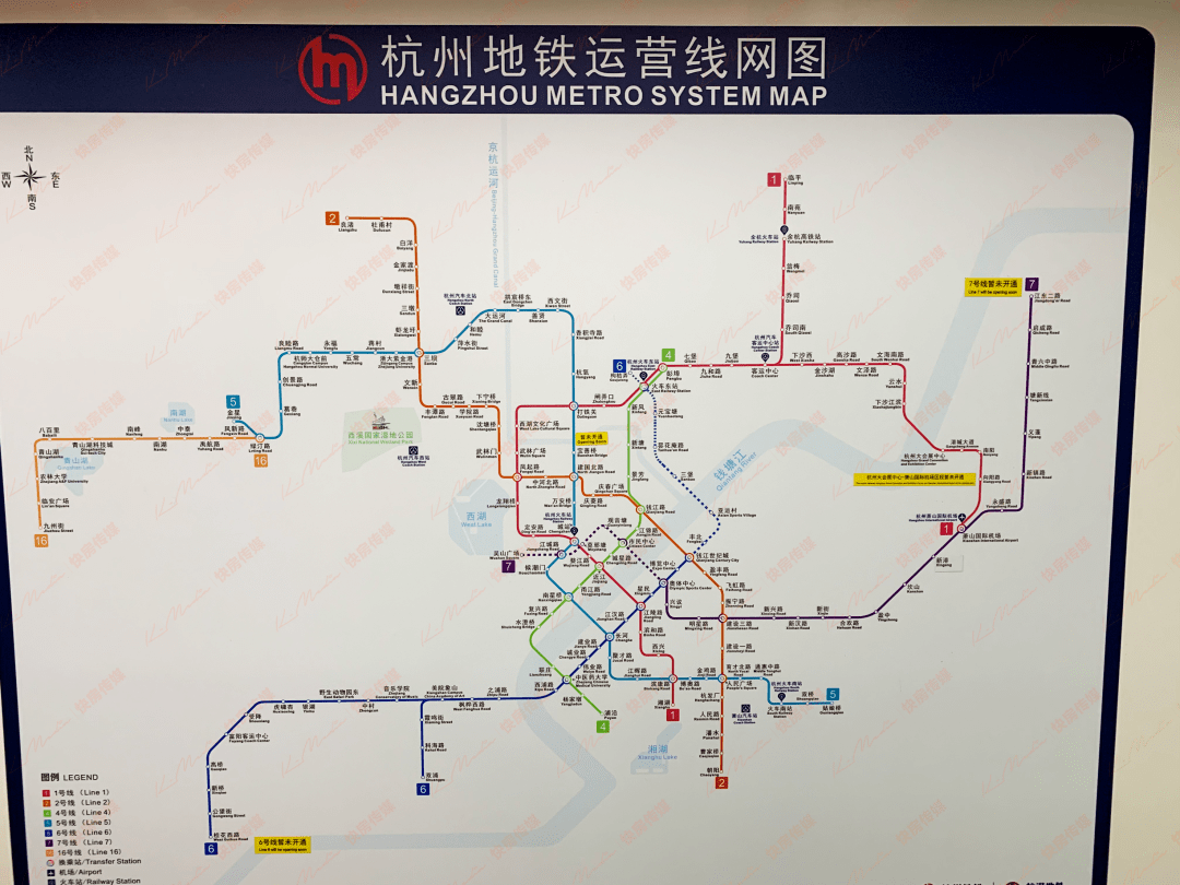 杭州地鐵1號線車廂內,已經貼上了最新的《杭州地鐵運營線網圖》