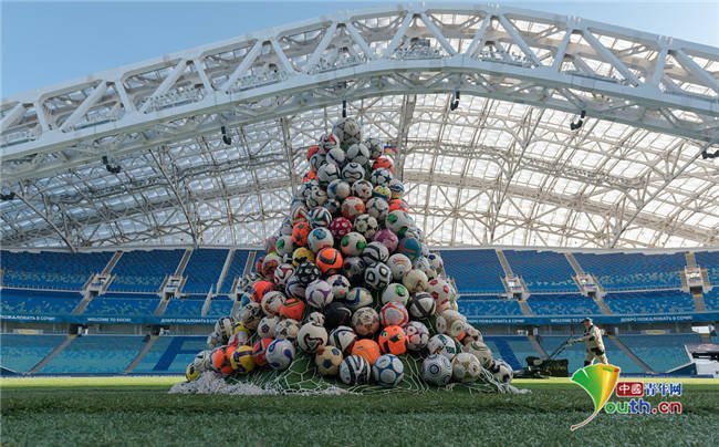 俄罗斯体育场用258颗足球堆成圣诞树