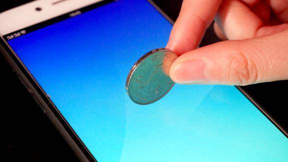 一元硬币放进手机屏幕里,很多人见过却不会做,其实很简单-频道-手机