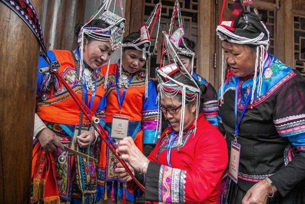 在畲族人们漫长悠久的历史中,细细流传的畲族文化,正如这一根根精制的