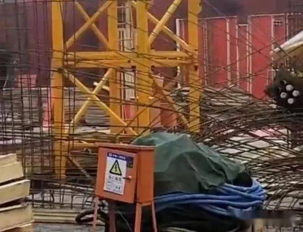 突发12月25日浙江海宁一工地发生坍塌多人在废墟中抬物救援伤亡未知