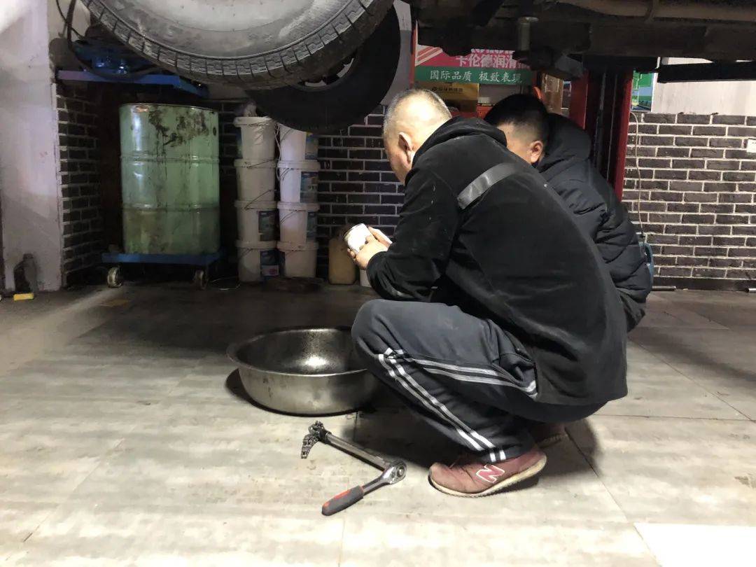 为了找到韩芳,张茂荣几乎每天到张建国开的修车铺对面静坐,从晚上六七