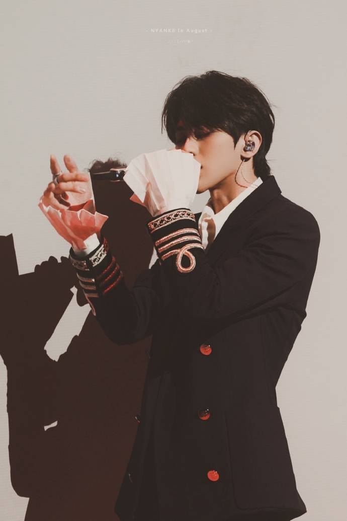 制作人谭伊哲采访提到蔡徐坤:约着吃火锅早到半小时都没有动筷子