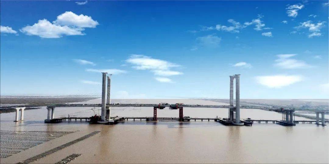 旗门港特大桥桥长2239m,主桥采用90 210 90m双塔双索面斜拉桥,南岸