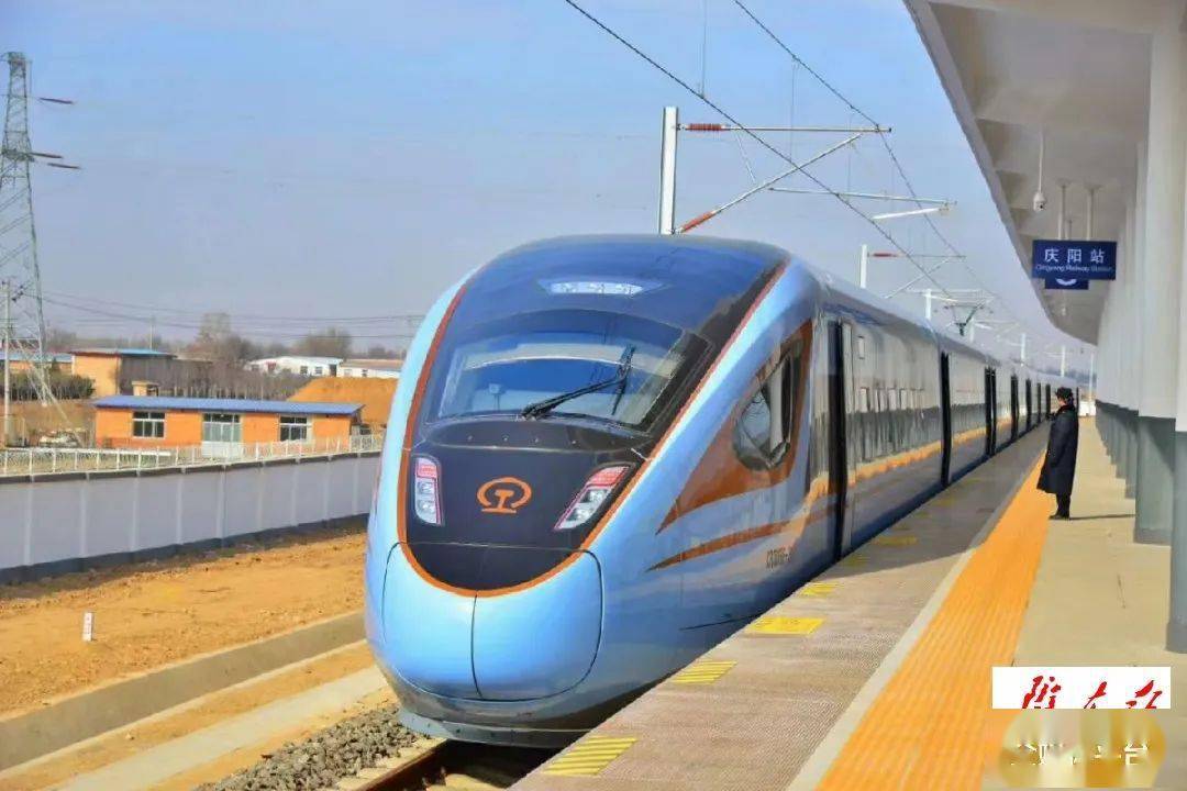 银西高铁开通首日庆阳人爱上了帅气贴心的蓝暖男