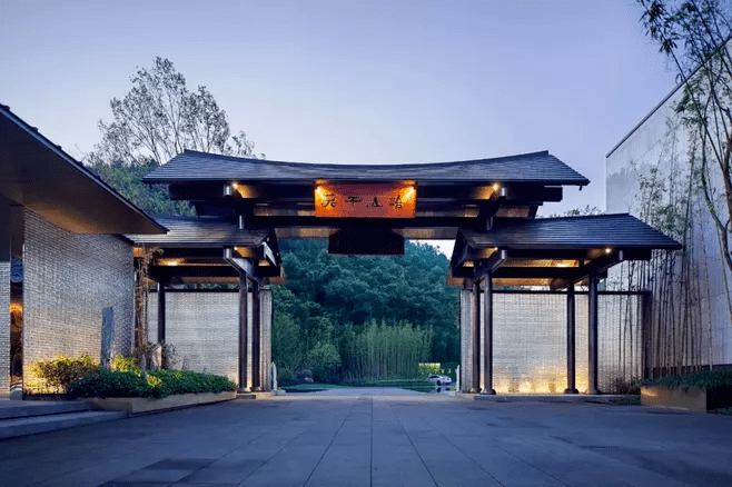 还原千年尊崇归家礼仪以新中式大气门头,承启族门树家风凯越湘中府