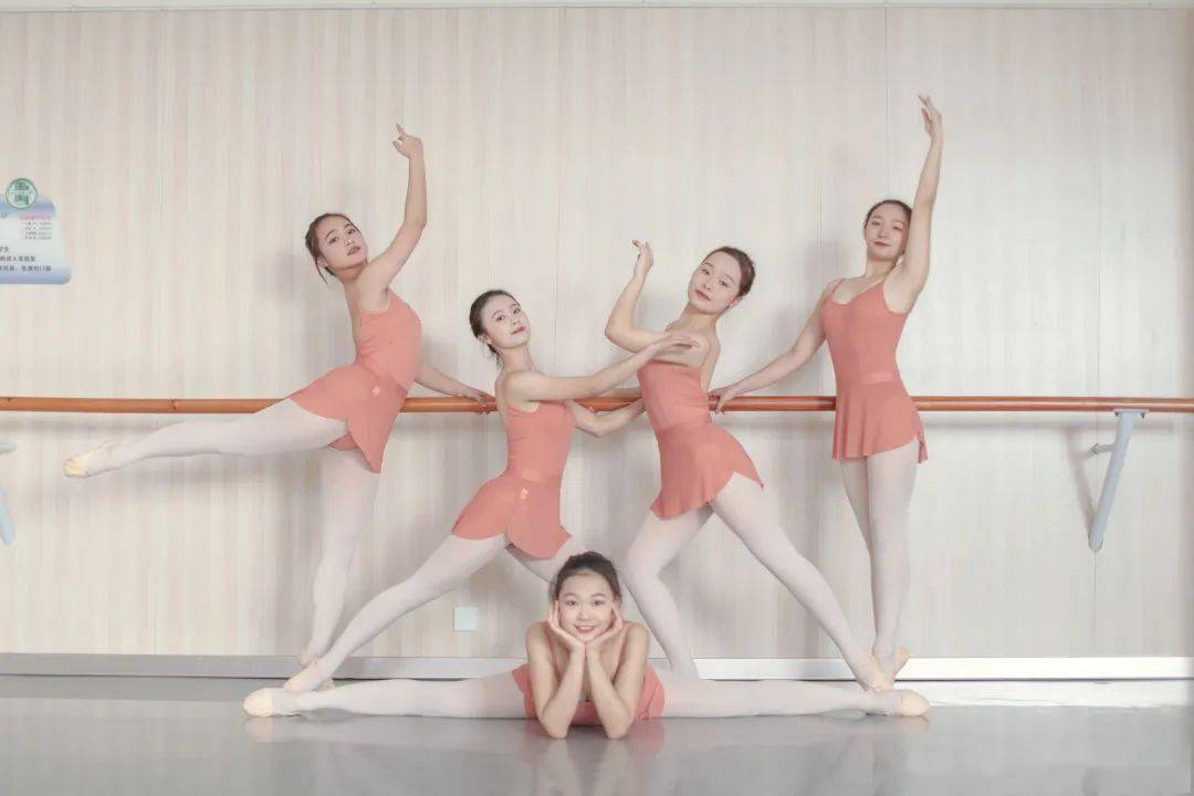 舞影图集四川师大舞蹈学院2020级7班芭蕾舞基训课堂精彩瞬间授课教师