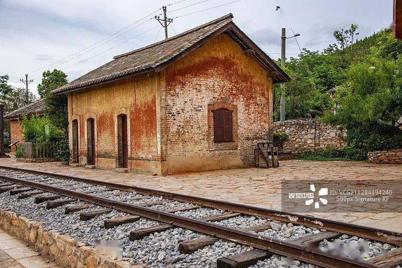 灿亮的阳光洒满冷清的碧色寨,已有百年历史的铁路在我们脚下延伸,枕木