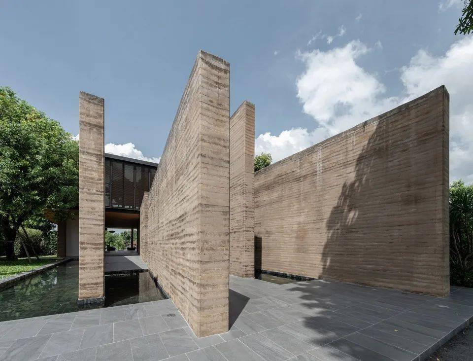 『生土涂料』生土涂料也是艺术涂料的一种,是用现代涂料技术,通过批刮