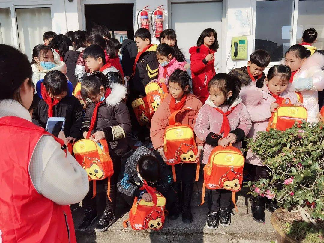 温岭团市委和市志愿者协会的志愿者们来到新河镇长屿小学塘岙里校区