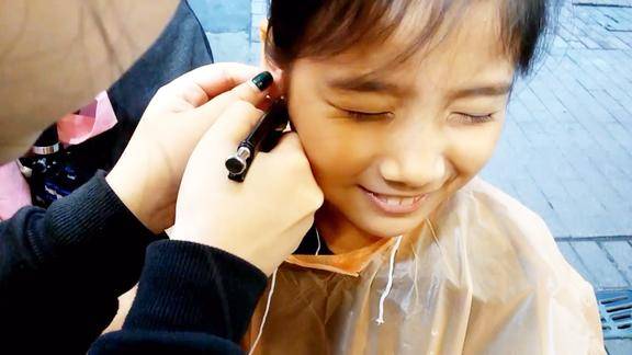 6岁女儿为了漂亮好拼打耳洞一声没哭爱美果然是女孩子的天性