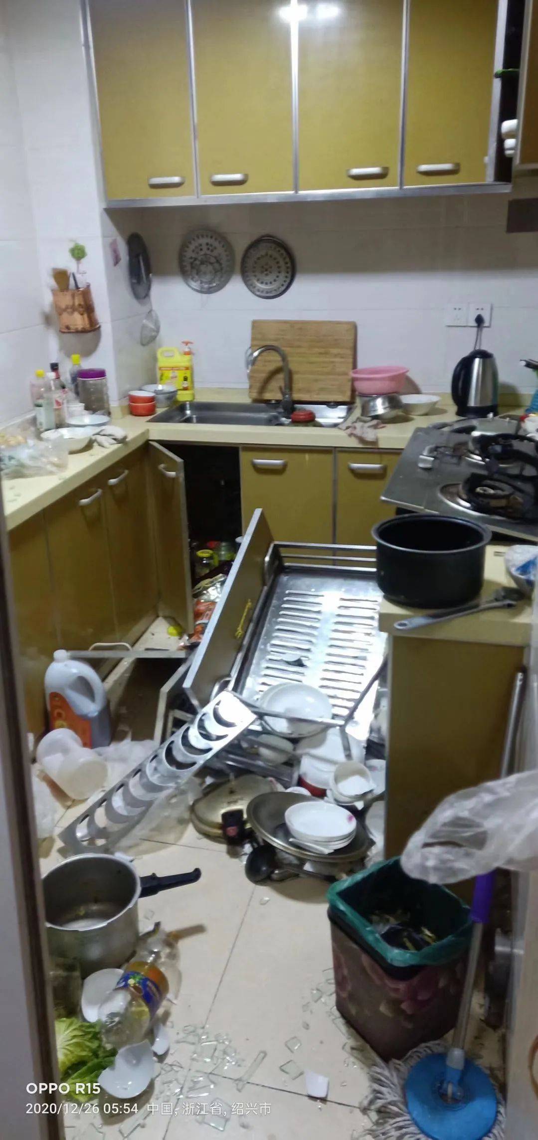 轰的一声绍兴一户人家的厨房被老鼠啃炸了