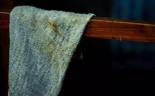 油腻是会被软化的,自然也就比较容易被洗掉了,不过提醒大家洗好抹布也