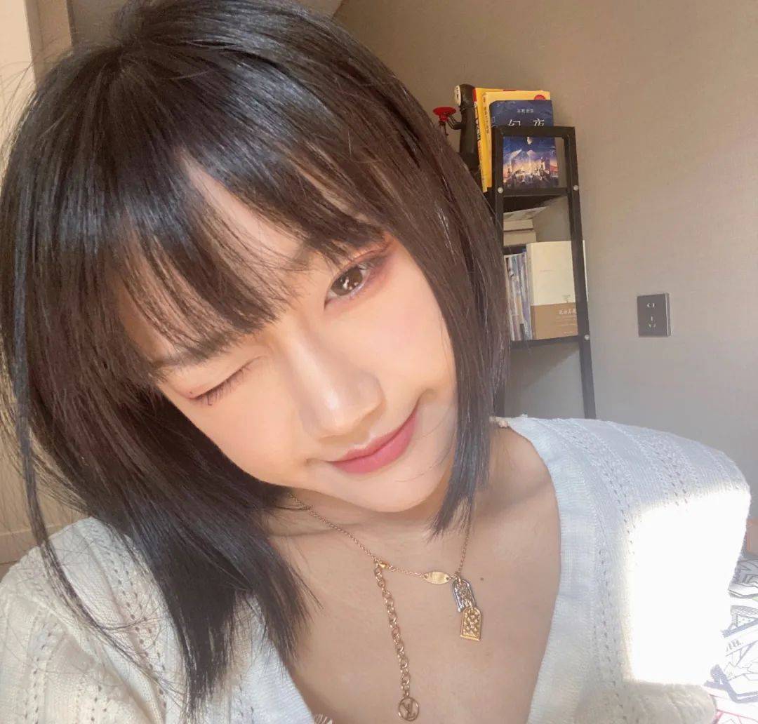 凭借一则"抖臀舞"视频火爆曾经整个抖音的代古拉k,相信大家都不陌生.