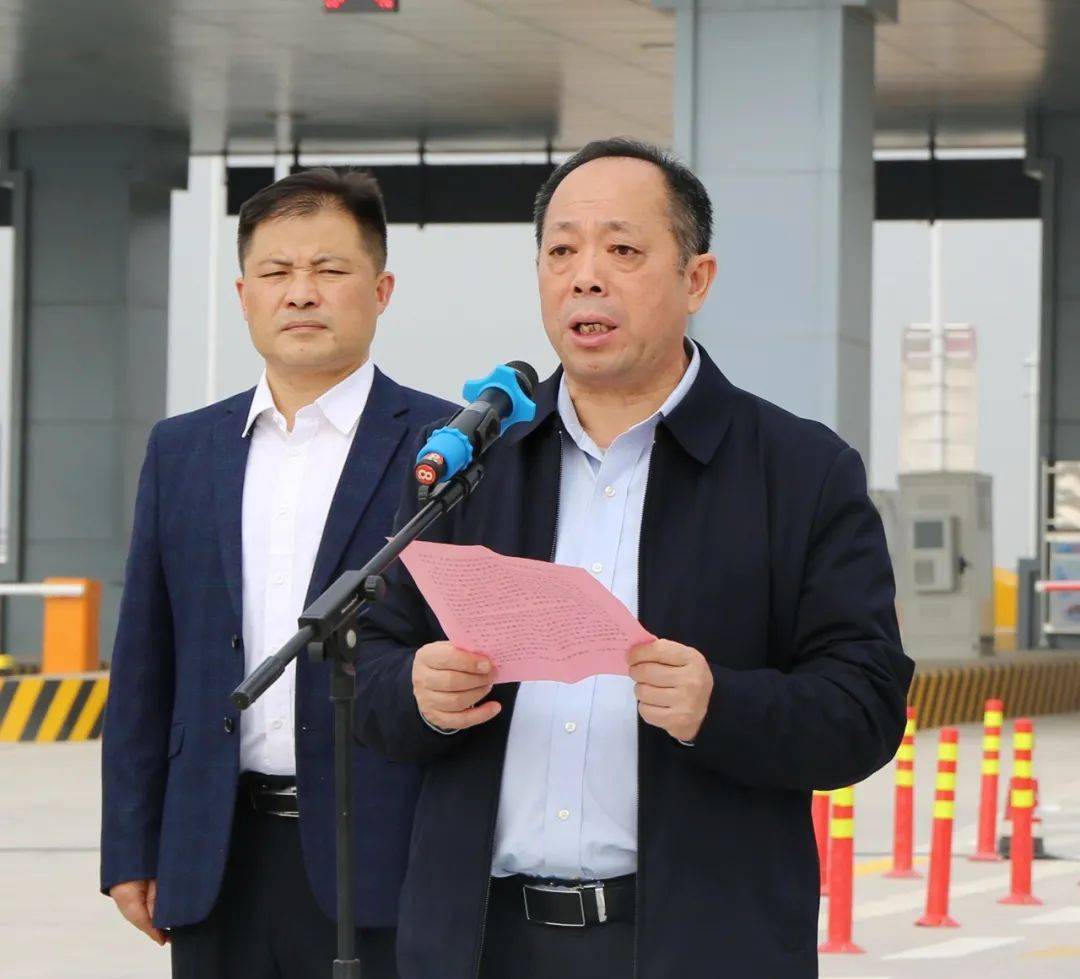 贵港市副市长黄星荣表示,荔玉路建成通车是贵港市交通发展历史上的一