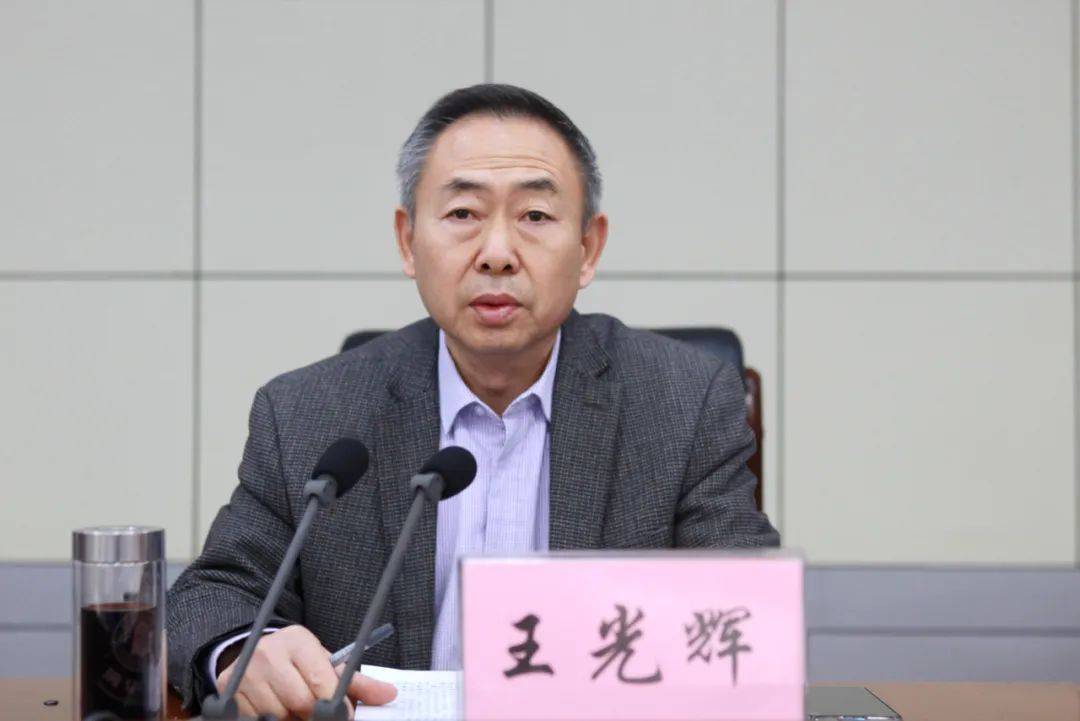 副校长王光辉出席结业式并讲话,教务处处长徐三朋主持结业式.