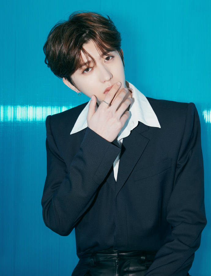 去年今日蔡徐坤荣获星光大赏年度号召力艺人重生舞蹈首秀展现舞台绝对