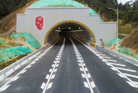 今日上午接近11点半,随着3辆车同时驶入紫惠高速蓝塘北入口,标志着紫