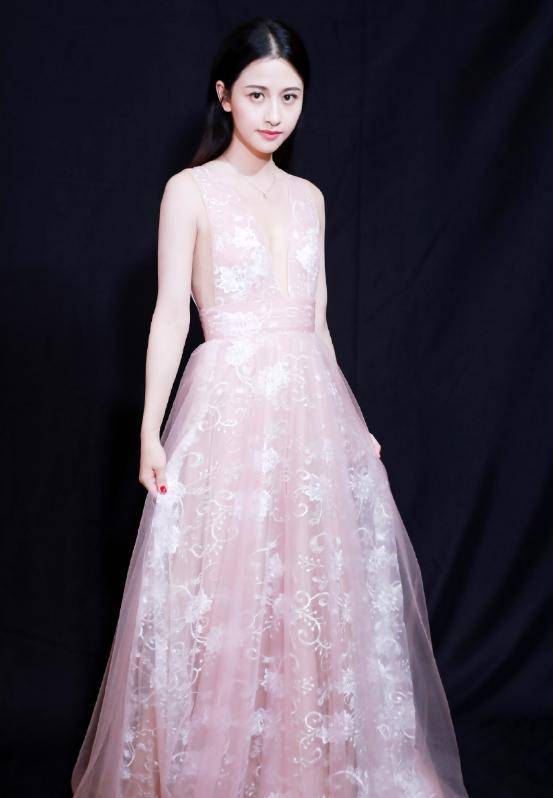 除了有着逆天"神颜"外,陈雅丽的身材也极度优越.