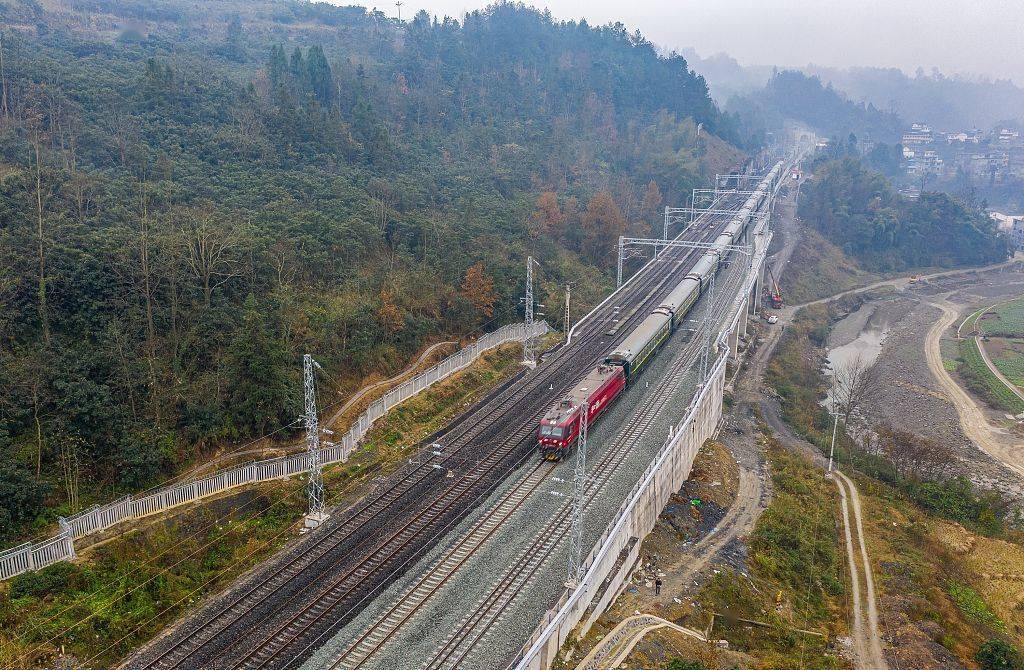 重庆:武陵山区致富铁路渝怀复线建成通车