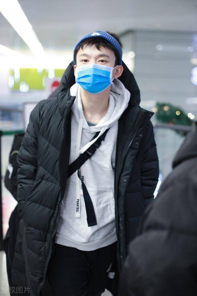 《大江大河2》董子健现身机场,穿卫衣搭配羽绒服有些随意