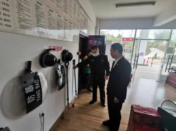 前进村美福石油加油站安全检查乡党委书记苏文进,乡长王清恩带领安办