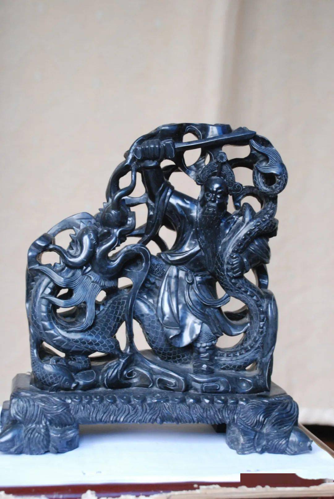 墨晶石雕的风格特征墨晶石雕是湘楚雕刻艺术的代表和骄傲,其作品堪称