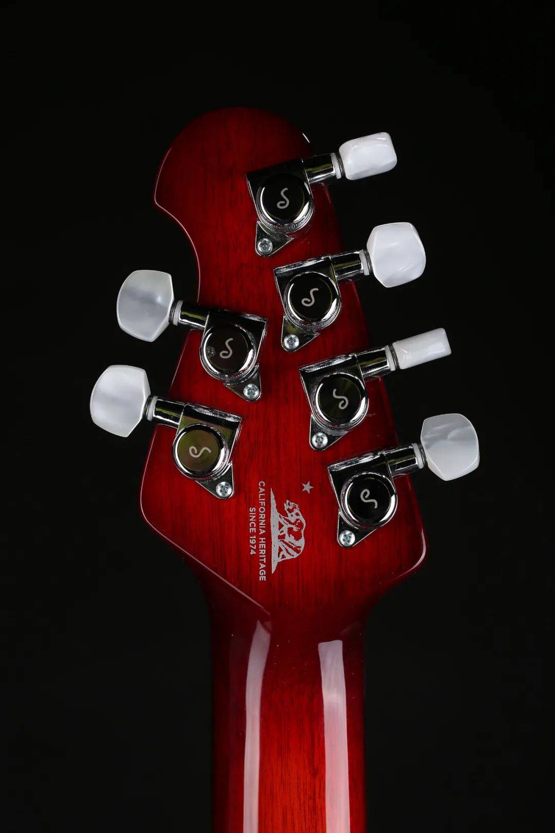 提供闪电般的快速演奏体验musicmanjpfiguredtop系列吉他