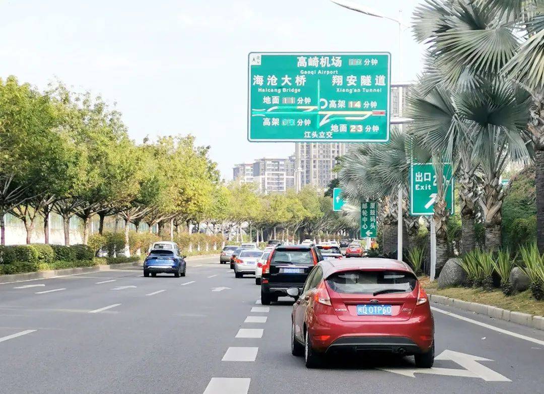 智能网联主动发光首批智慧指路标志现身成功大道