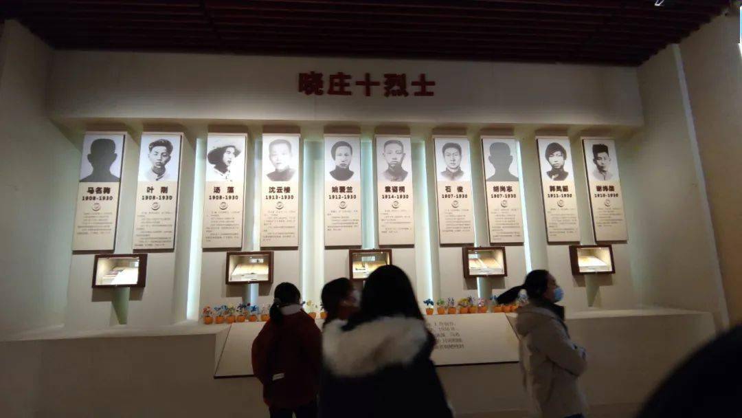 顺着导览语音,同学们走入了烈士纪念馆,静心凝神,仔细地阅读着.