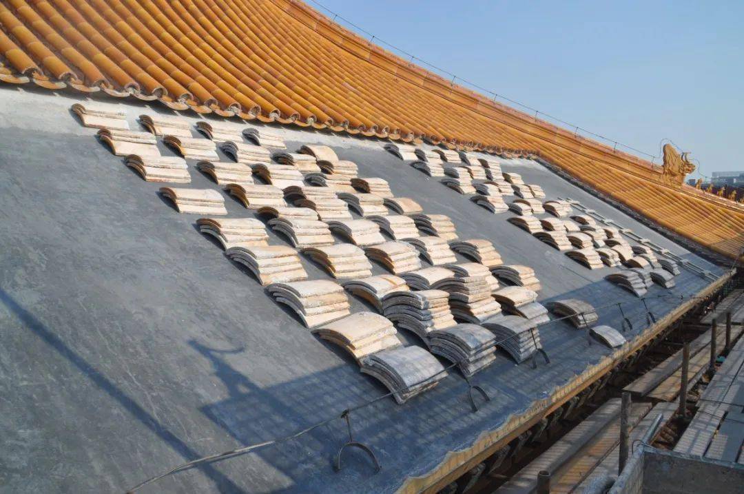 "尿檐"为古建筑俗语,指屋檐及其附属排水系统不能导出全部雨水,部分