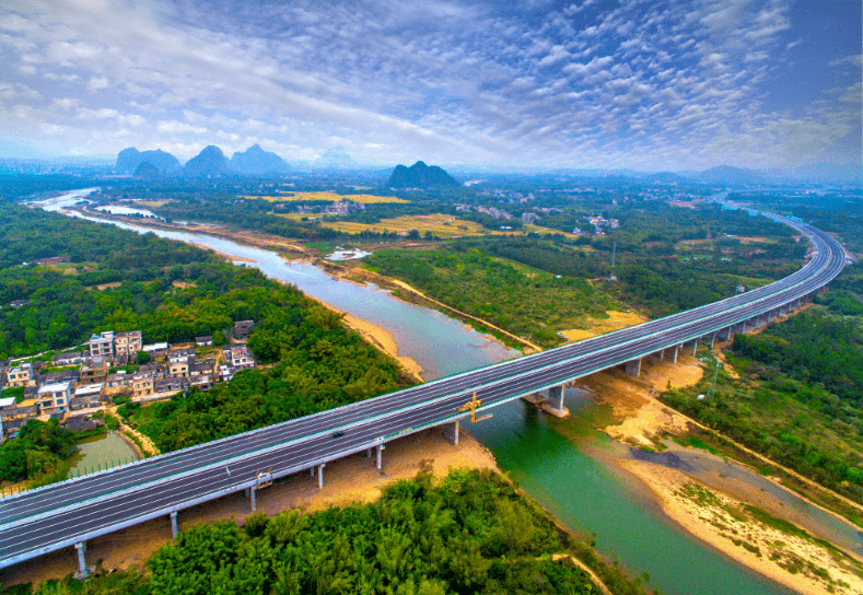 湛高速公路阳江段,罗阳高速公路阳春段等一大批重大交通项目建成通车