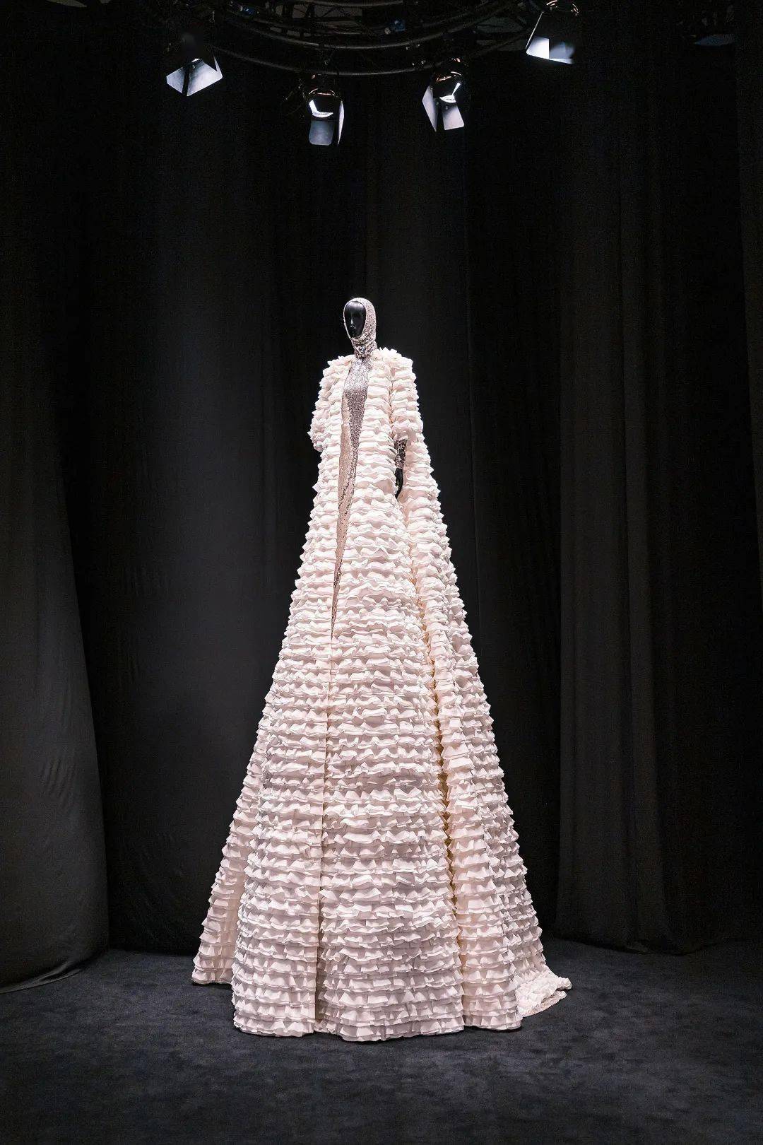 "valentino再·诠释"首站登陆魔都,用艺术与美学演绎经典